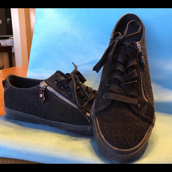 tennis shoes with side zipper